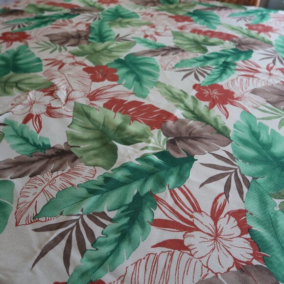 EUC Tropical Leaf Polyester Tablecloth 60" x 84" - Picture 6 of 6